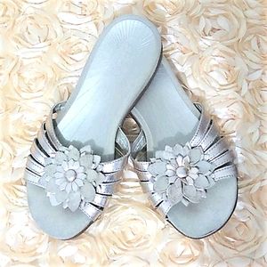 Array Silver Slip-on Sandals Flower Leathe…
